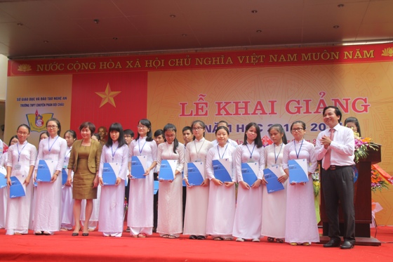 Lãnh đạo đài PT-TH Nghệ An và Công ty VNPT Nghệ An tặng học bổng cho 20 học sinh đạt thành tích cao trong học tập