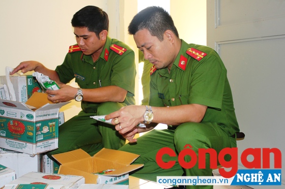 CBCS Công an huyện Hưng Nguyên kiểm tra lô hàng  bị thu giữ