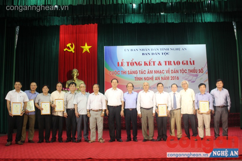 Lãnh đạo tỉnh và Ban Tổ chức giải trao thưởng các tác phẩm đạt giải