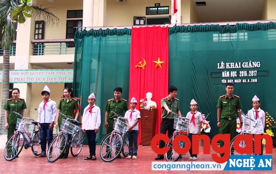 Công an huyện Quỳ Hợp trao xe đạp cho các em học sinh nghèo vượt khó học giỏi tại Trường THCS Yên Hợp