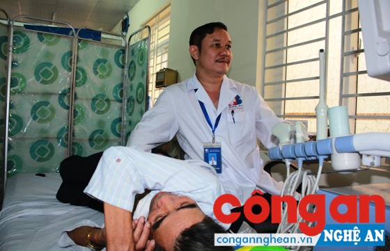 Bác sĩ Phạm Vĩnh Hùng siêu âm cho bệnh nhân tại Bệnh viện Ung bướu Nghệ An
