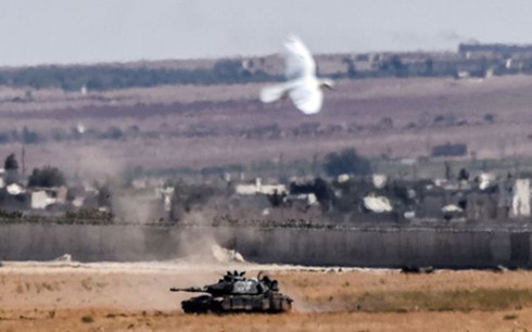  Xe tăng Thổ Nhĩ Kỳ hoạt động ở khu vực biên giới với Syria. (Ảnh: AFP)