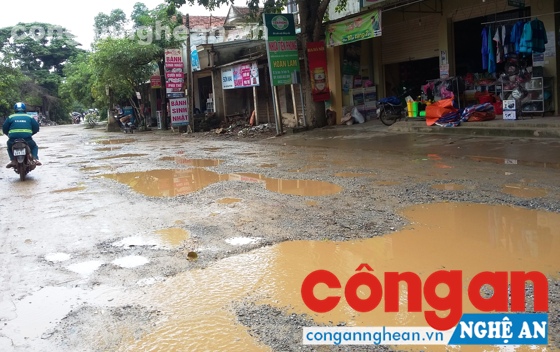 Hàng trăm vũng nước lênh láng trên mặt đường sau mưa