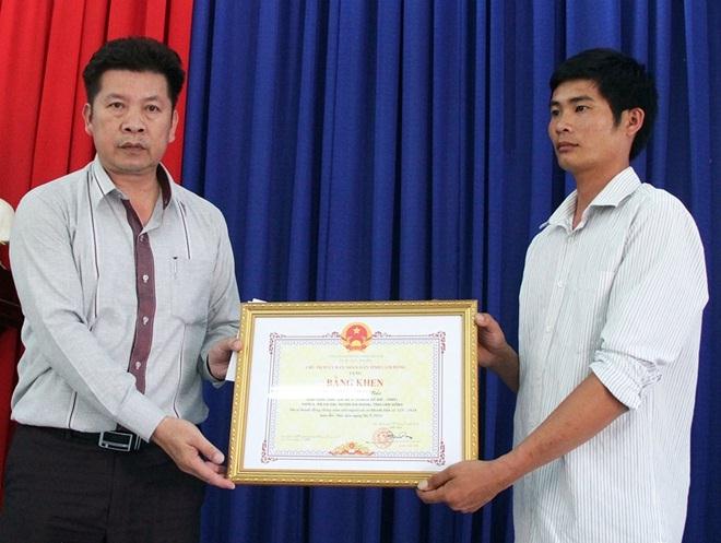 Tài xế Phan Văn Bắc nhận Bằng khen của Chủ tịch UBND tỉnh cho hành động dũng cảm