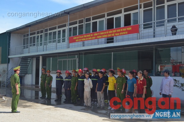 Nhận được điện báo, Cảnh sát PC&CC tỉnh Nghệ An đã huy động tối đa lực lượng có mặt tại hiện trường để chữa cháy