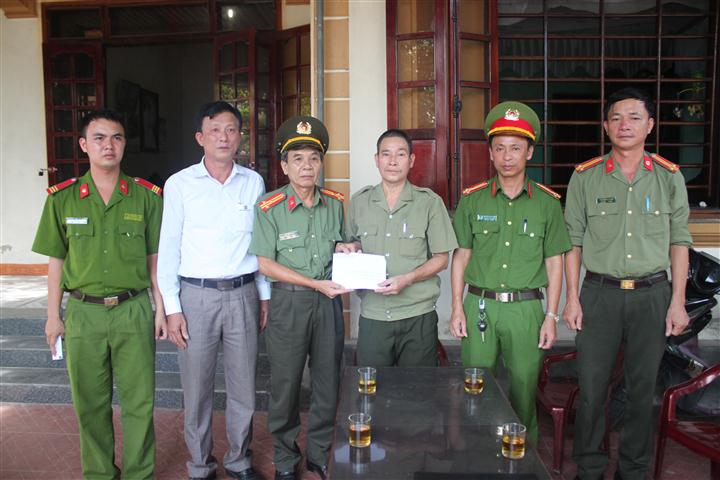 Phòng Xây dựng phong trào toàn dân bảo vệ ANTQ và Công an huyện Nghi Lộc trao số tiền 2 triệu đồng cho đồng chí Nguyễn Mạnh Dũng