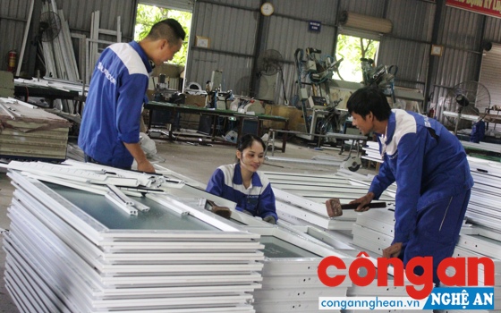 Quá trình sản xuất cửa kính của Công ty Austdoor tại CCN Nghi Phú