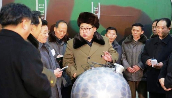 Nhà lãnh đạo Triều Tiên Kim Jong-un trao đổi cùng các chuyên gia bên cạnh một đầu đạn hạt nhân - Ảnh: BBC