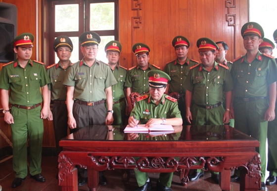Trung tướng Nguyễn Xuân Yêm - Giám đốc Học viện CSND ghi lưu bút tại Khu di tích Kim Liên