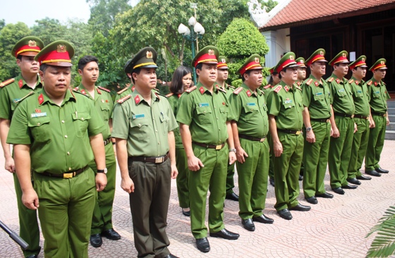 Đoàn công tác dâng hoa dâng hương tưởng niệm cố Bộ trưởng Trần Quốc Hoàn tại xã Nam Trung, Nam Đàn.