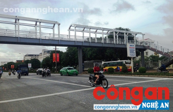 Cầu vượt đường bộ đi qua đường Lê Duẩn, TP Vinh đang được thi công