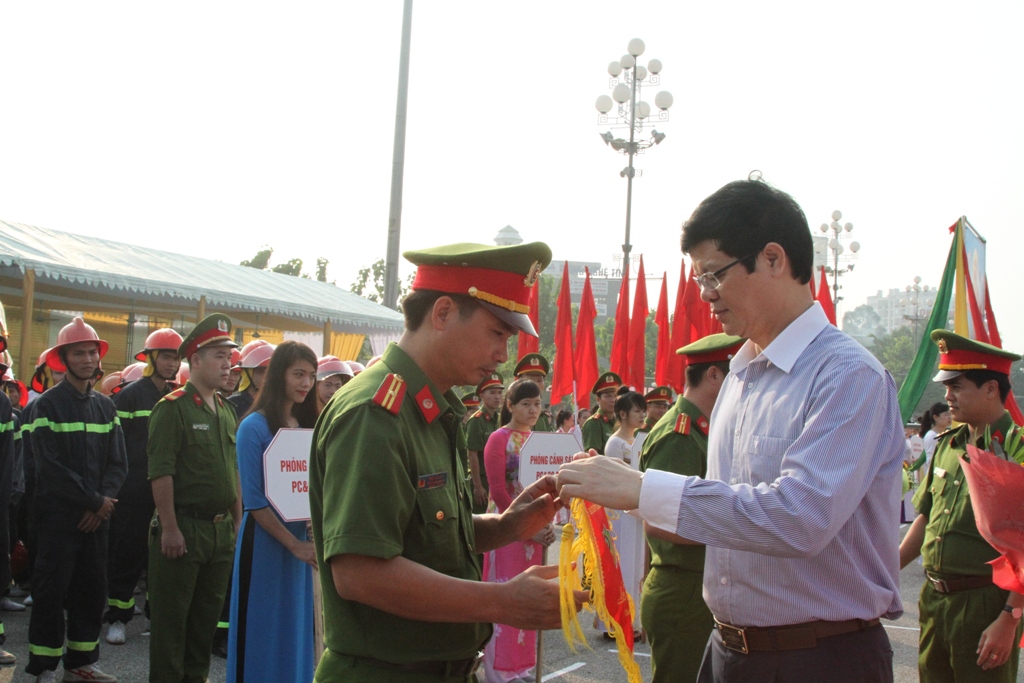 Đồng chí Lê Xuân Đại, Ủy viên BTV Tỉnh ủy, Phó Chủ tịch thường trực UBND tỉnh tặng cờ lưu niệm cho các đội