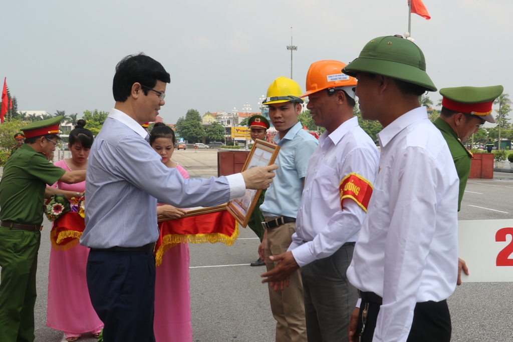 Đồng chí Lê Xuân Đại, Ủy viên BTV Tỉnh ủy, Phó Chủ tịch thường trực UBND tỉnh tặng Bằng khen cho các đội PCCC cơ sở