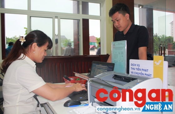 Người dân đăng ký chuyển phát giấy tờ tạm giữ qua bưu điện tại Phòng CSGT đường bộ, đường sắt Công an tỉnh