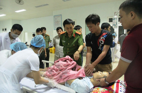 Trung úy Lê Văn Tuấn được đưa đến Bệnh viện Đa khoa tỉnh Nghệ An cấp cứu sau khi bị bắn