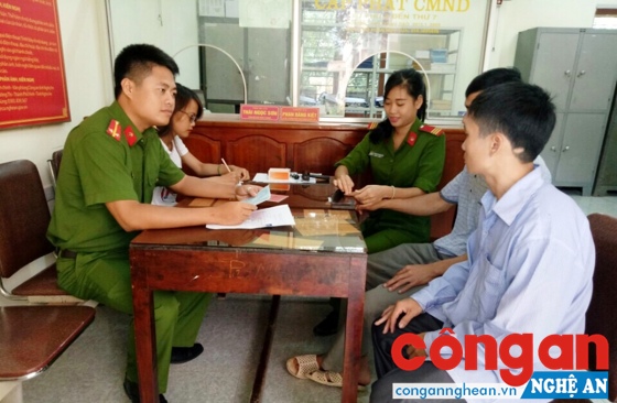 CBCS Công an huyện Quế Phong làm thủ tục cấp phát CMND cho người dân