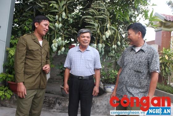 Đồng chí Phan Huy Thanh (ngoài cùng bên trái)                            tuyên truyền, vận động người dân tham gia công tác                    đảm bảo ANTT trên địa bàn