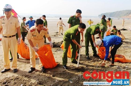 CBCS Công an huyện Quỳnh Lưu phối hợp với ĐVTN các xã trên địa bàn thu dọn rác tại khu vực bờ biển
