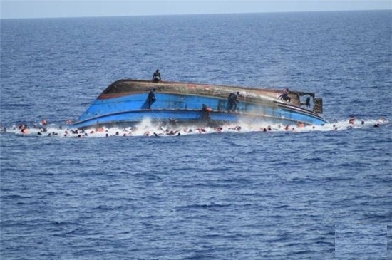 Một con tàu chở người di cư bị lật úp trên biển 