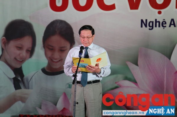 Đồng chí Lê Minh Thông - Ủy viên BTV Tỉnh ủy, Phó chủ tịch UBND tỉnh, phát biểu tại buổi lễ trao học bổng