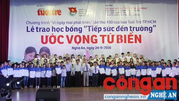 Trao học bổng cho 116 tân sinh viên của 4 tỉnh
