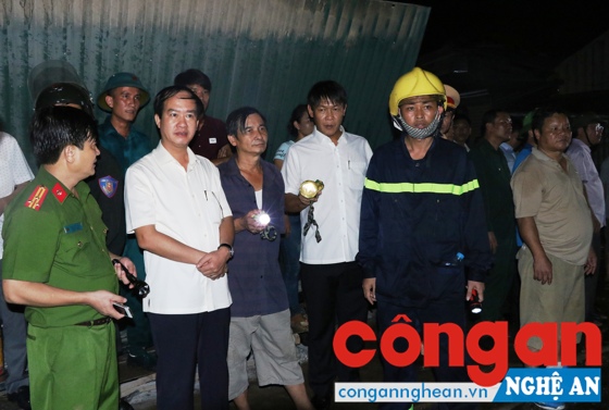 Đồng chí Đại tá Lê Văn Sao (thứ 2 từ trái sang), Ủy viên BTV Tỉnh ủy, Giám đốc Công an tỉnh trực tiếp chỉ đạo công tác chữa cháy, đảm bảo ANTT