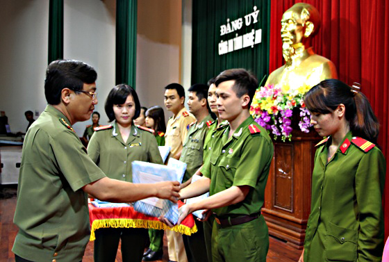 Đồng chí Đại tá Hồ Văn Tứ, Phó Bí thư Đảng ủy, Phó Giám đốc Công an tỉnh trao thưởng cho các học viên có thành tích xuất sắc tại lớp bồi dưỡng chính trị cho đảng viên mới - Ảnh: Đức Thắng