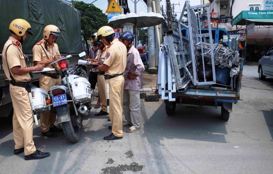 Lực lượng Cảnh sát Giao thông xử lý phương tiện tự chế chở hàng cồng kềnh lưu thông trên đường - Ảnh minh họa