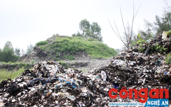 Rác thải chất cao như núi tại bãi rác Nghi Hương