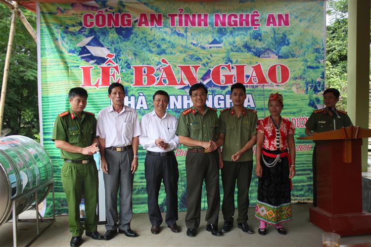 Đại tá Hồ Văn Tứ - Phó Giám đốc Công an tỉnh trao chìa khóa căn nhà tình nghĩa cho đồng chí Vi Văn Ninh