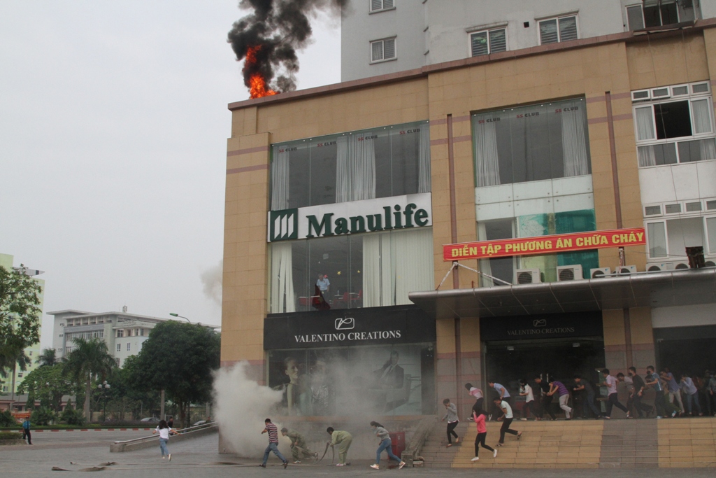 Sự cố cháy nổ xảy ra tại tầng 4 tòa nhà Trung Đô Tower nơi đang có hàng trăm người sinh hoạt và làm việc 