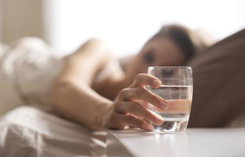 Uống nước trước khi ngủ sẽ khiến bạn khỏe mạnh hơn khi tỉnh giấc. Nguồn ảnh: livestrong