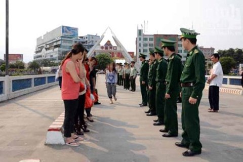 Lực lượng chức năng ở khu vực biên giới Việt - Trung giao, nhận các cô gái là nạn nhân của các đường dây mua bán người xuyên quốc gia