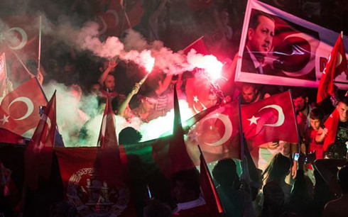 Hàng ngàn người đã phủ kín quảng trường Taksim ở Istanbul trong một cuộc biểu tình gần đây (Ảnh: Mirror)
