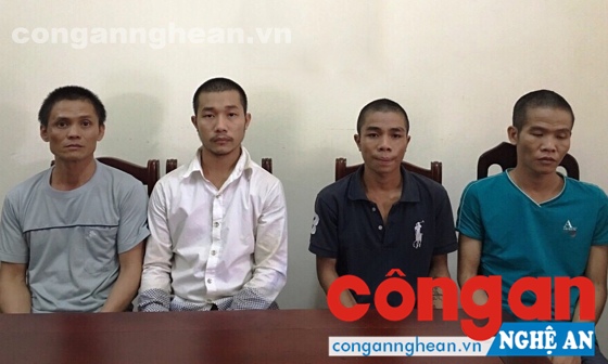 4 trong số 5 đối tượng truy nã bị Phòng Cảnh sát Truy nã tội phạm bắt giữ và dẫn giải về Nghệ An