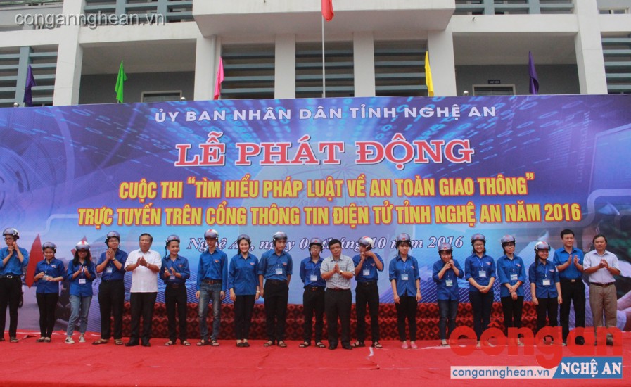 Ban ATGT tỉnh, Ban Tổ chức cuộc thi trao tặng mũ bảo hiểm cho học sinh trường THPT Huỳnh Thúc Kháng