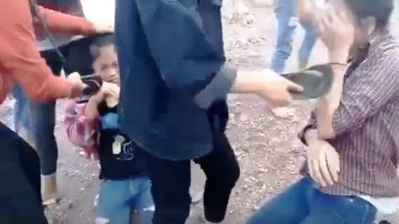 2 nữ sinh bị bạn dùng dép đánh vào mặt (ảnh cắt từ clip)