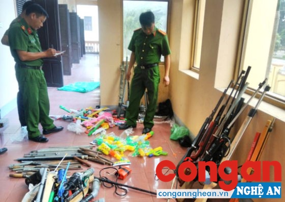Công an huyện Diễn Châu kiểm tra số vũ khí đã thu hồi