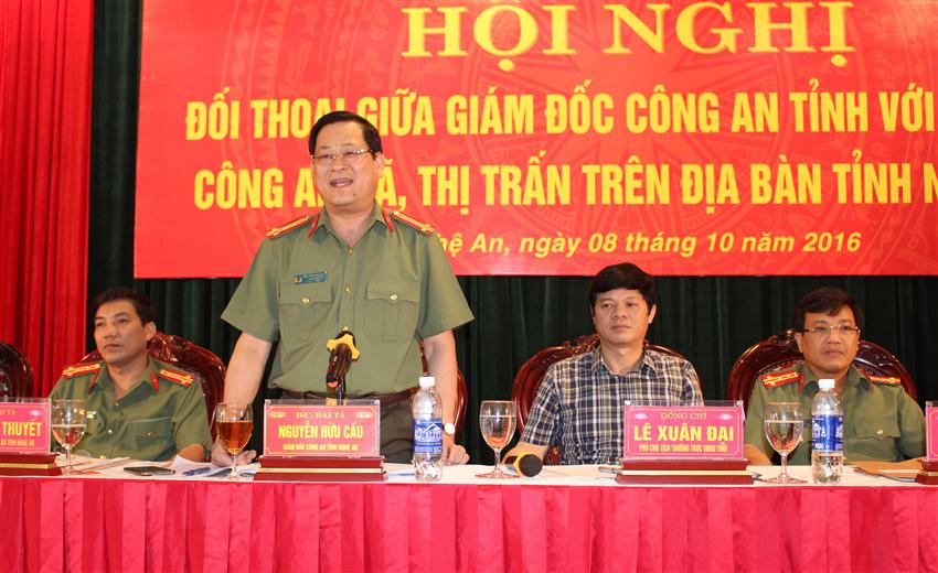 Đồng chí Đại tá Nguyễn Hữu Cầu, Giám đốc Công an tỉnh giải đáp nhiều thắc mắc của Trưởng Công an các xã, thị trấn.