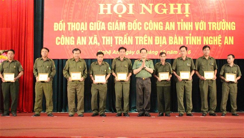 Đồng chí Đại tá Nguyễn Hữu Cầu, Giám đốc Công an tỉnh trao kỷ niệm chương cho Trưởng Công an xã, thị trấn