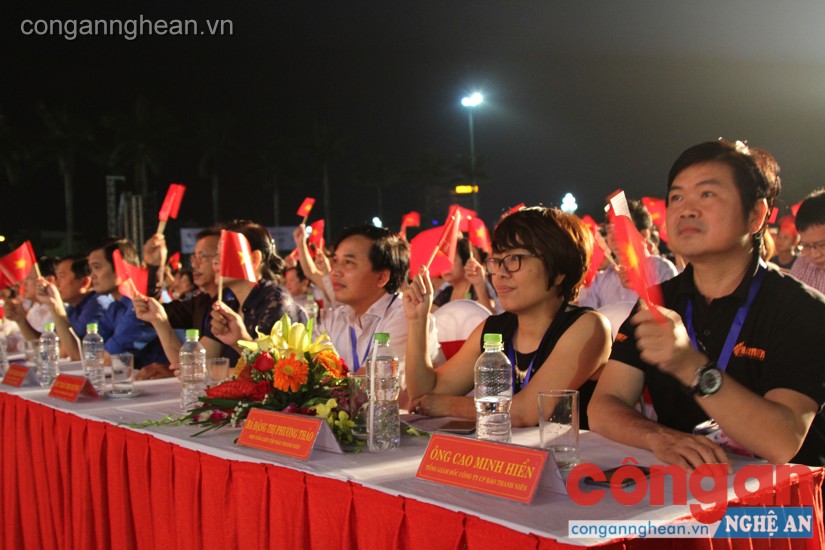Đại biểu trung ương, các ban ngành và tỉnh Nghệ An theo dõi chương trình