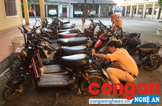 CBCS Đội CSGT-TT-CĐ Công an huyện Thanh Chương kiểm tra số xe máy điện bị tạm giữ