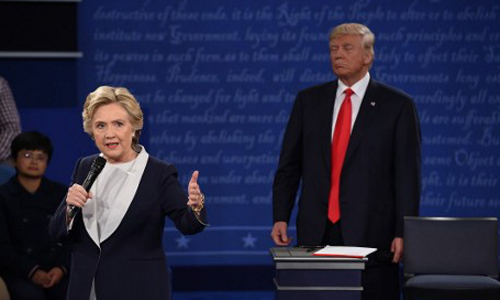  Bà Clinton và ông Trump trong cuộc tranh luận lần thứ hai. Ảnh: AFP