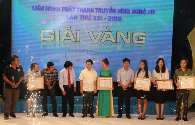 Đồng chí Nguyễn Xuân Sơn – Phó Bí thư Thường trực Tỉnh ủy, Chủ tịch HĐND tỉnh trao Giải vàng cho các tác giả, tác phẩm đạt giải