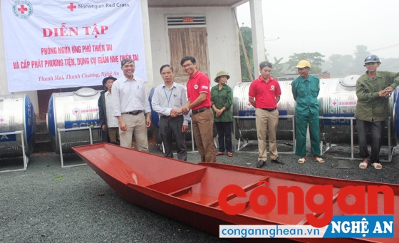 Tặng thuyền cứu hộ cho lực lượng cứu hộ xã Thanh Mai
