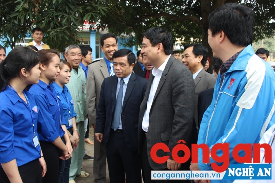 Lãnh đạo Tỉnh ủy, UBND tỉnh thăm, kiểm tra hoạt động chương trình “Bát cháo tình thương” tại Bệnh viện Ung bướu Nghệ An - Ảnh: Hồ Hưng