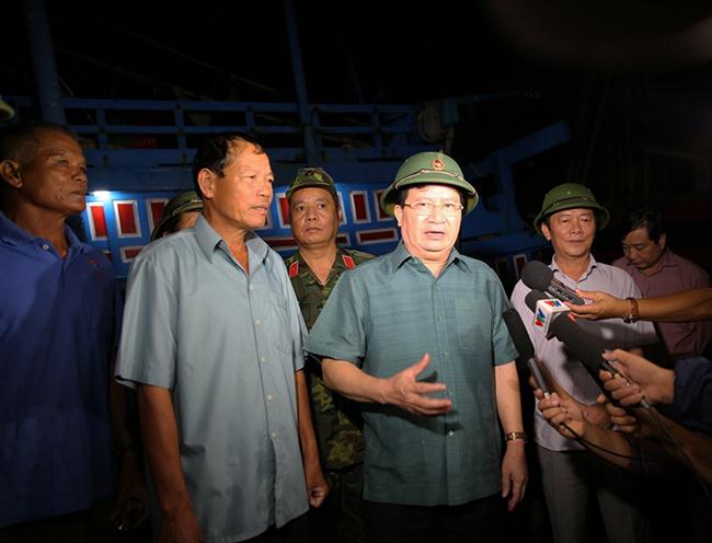 Phó Thủ tướng Trịnh Đình Dũng kiểm tra khu vực neo đậu tàu tránh trú bão tại Quảng Bình. Ảnh: VGP/Xuân Tuyến