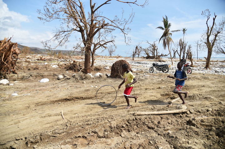 Trẻ em chơi đùa ở Les Cayes, Haiti sau khi siêu bão Matthew tàn phá nước này. Ảnh: AFP