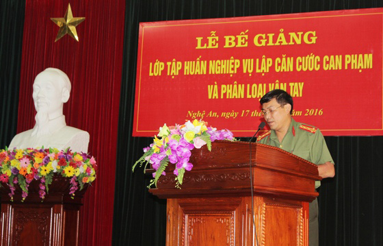 Đồng chí Đại tá Lê Khắc Thuyết, PGĐ Công an tỉnh phát biểu tại lớp bế giảng