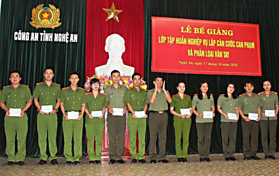 Đồng chí Đại tá Lê Khắc Thuyết, Phó Giám đốc Công an tỉnh trao giấy chứng nhận cho các học viên đạt loại Giỏi.